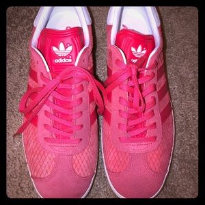 Athletic shoes